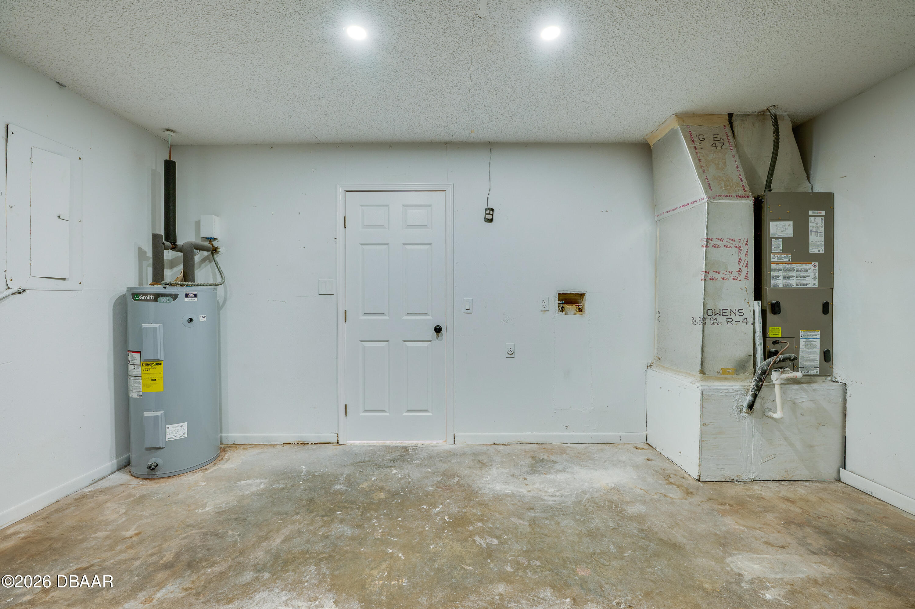 2425 Royal Palm Drive Edgewater, FL 32141 - Photo 31 of 41 a view of an empty room
