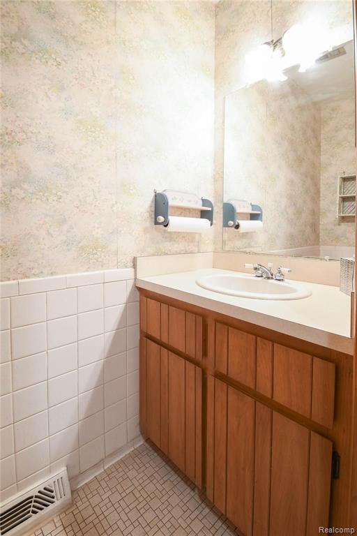 5355 Beach Road Troy, MI 48098 - Photo 13 of 27