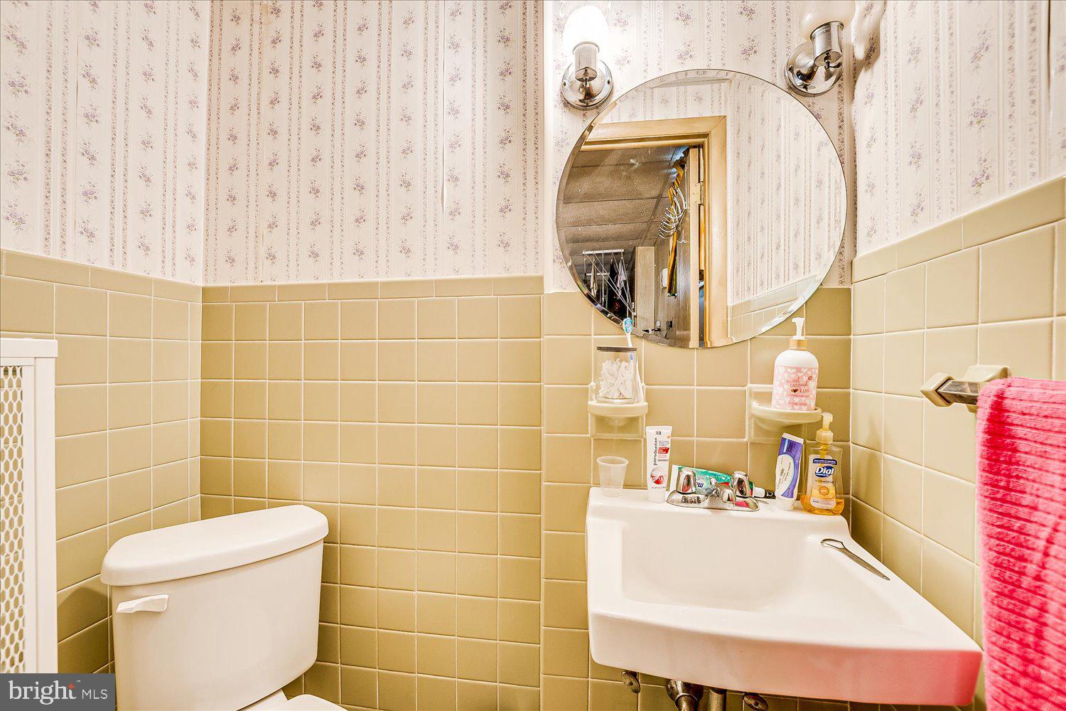 606 Knopf Street Linden, NJ 07036 - Photo 29 of 34 a bathroom with a toilet sink and mirror