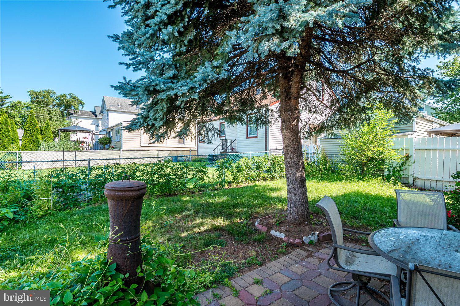 606 Knopf Street Linden, NJ 07036 - Photo 32 of 34 a view of a backyard with chair and potted plants