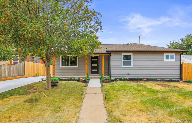 a view of a house with backyard and tree