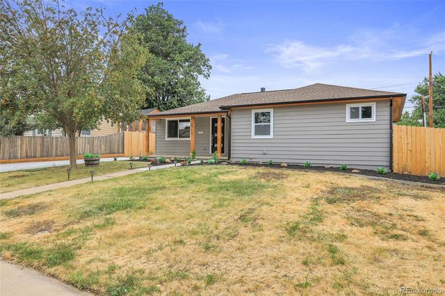 a view of a house with a backyard