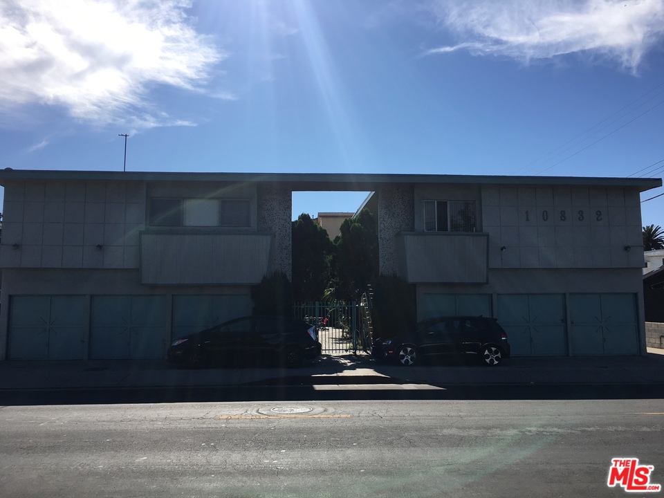 10832 Charnock Road Los Angeles, CA 90034 - Photo 2 of 4 Gallery Image 2