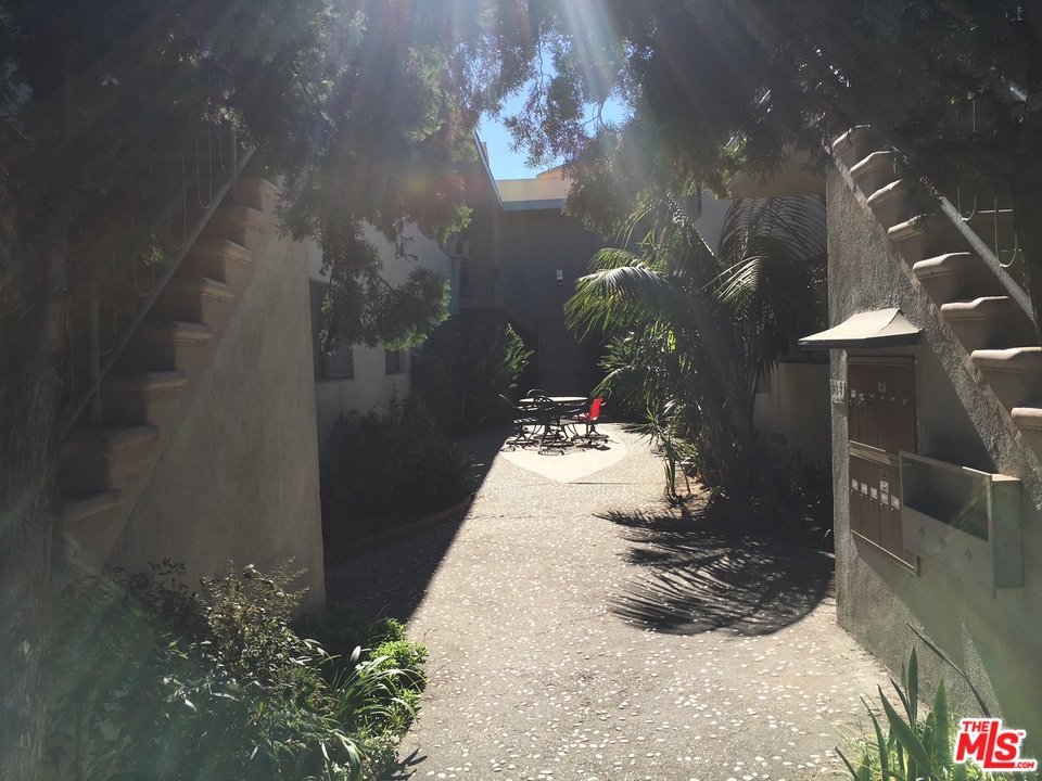 10832 Charnock Road Los Angeles, CA 90034 - Photo 3 of 4 Gallery Image 3