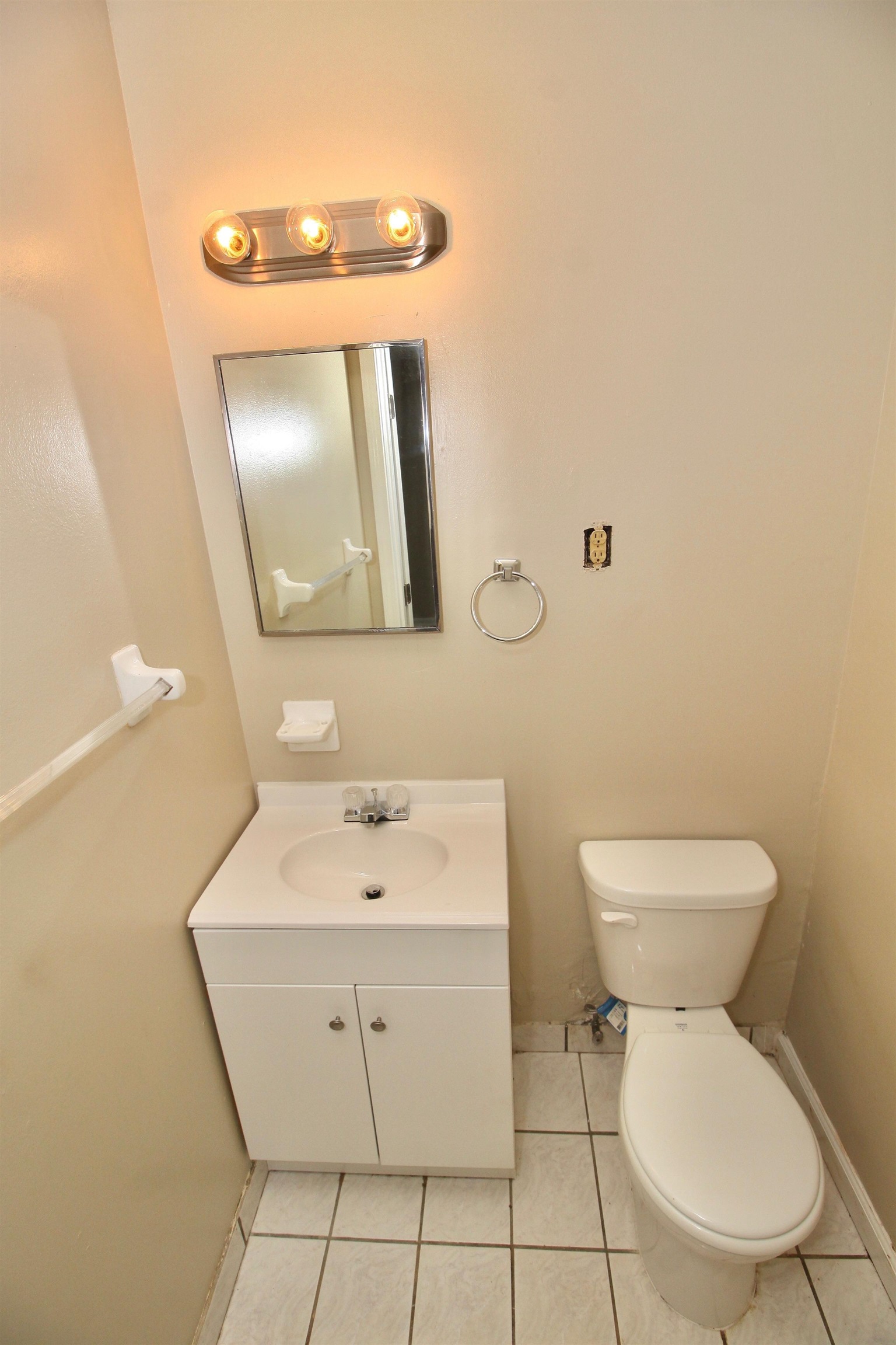 4780 Hillbrook Road Memphis, TN 38109 - Photo 5 of 14 a bathroom with a toilet sink and mirror