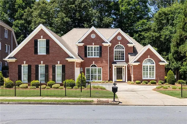 a view of a yard in front of house