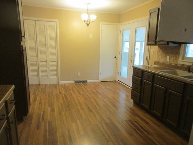 607 East Main Street Ridgway, IL 62979 - Photo 5 of 21