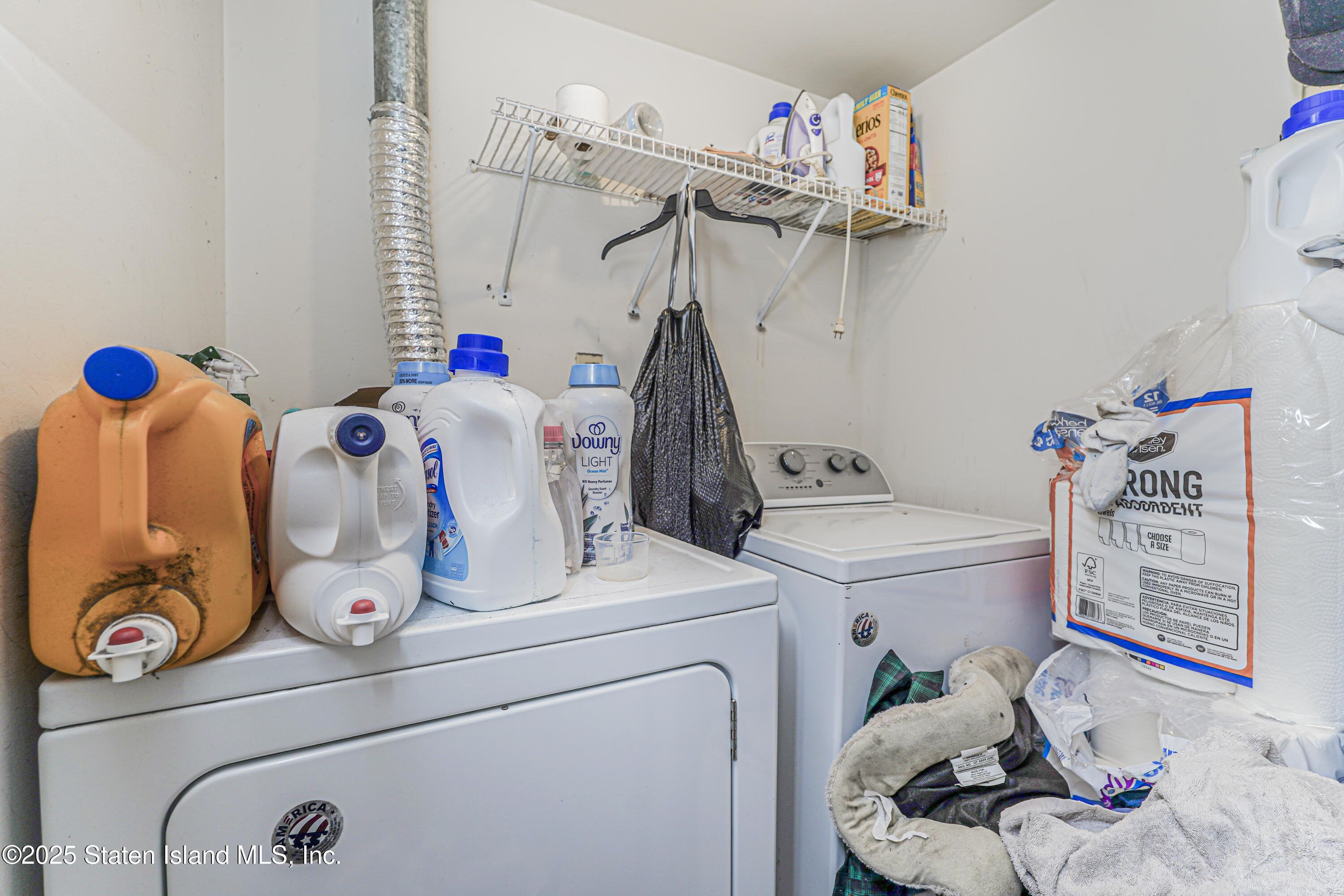 34 Jamie Lane Staten Island, NY 10312 - Photo 9 of 14 a utility room with dryer and washer