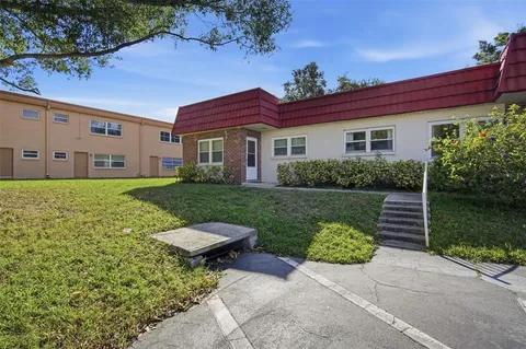 a view of a house with backyard and garden