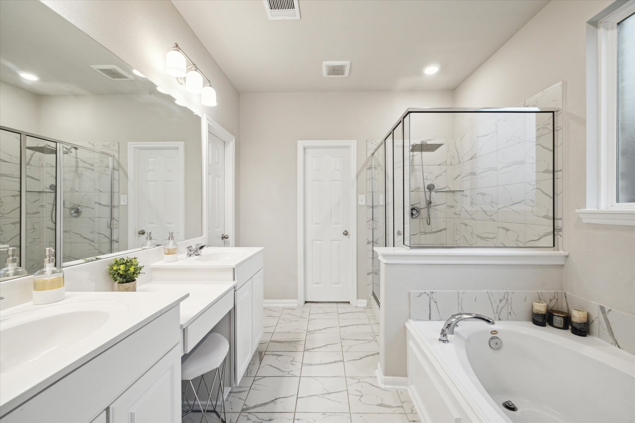 17218 Roxburgh Lake Lane Hockley, TX 77447 - Photo 18 of 36 a bathroom with a tub sink and mirror