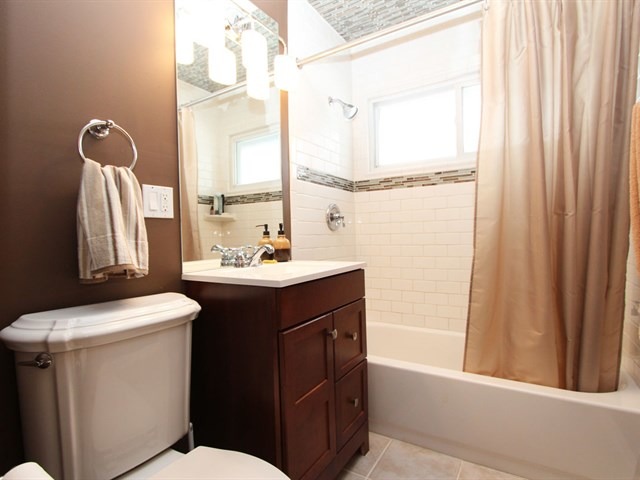 23 Crescent Road Lake Zurich, IL 60047 - Photo 17 of 18 a bathroom with a sink a toilet and a bathtub