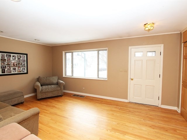 23 Crescent Road Lake Zurich, IL 60047 - Photo 4 of 18 a living room with furniture and a window