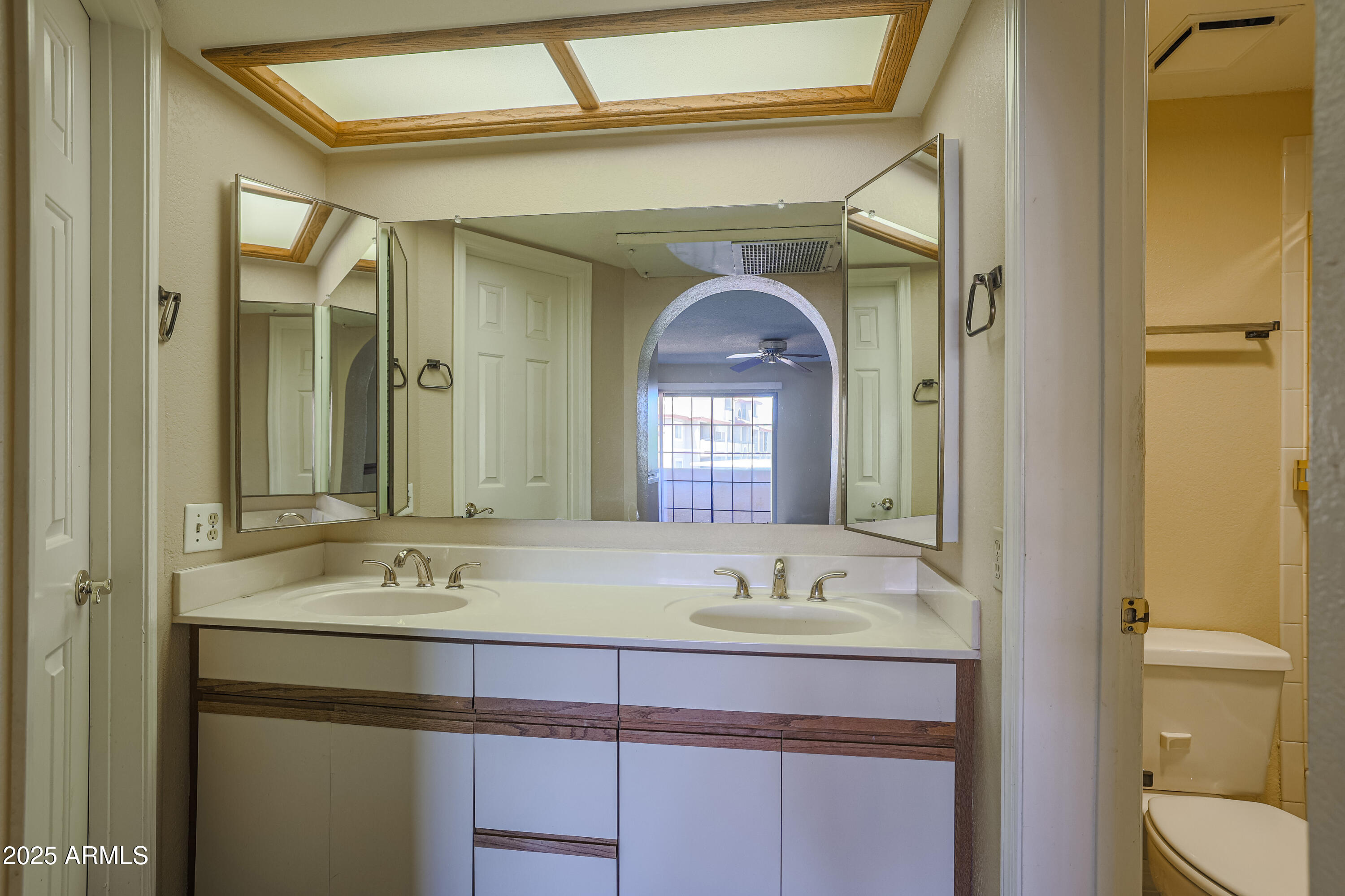 10410 North Cave Creek Road, Unit 2220 Phoenix, AZ 85020 - Photo 14 of 33 a bathroom with a sink and a mirror