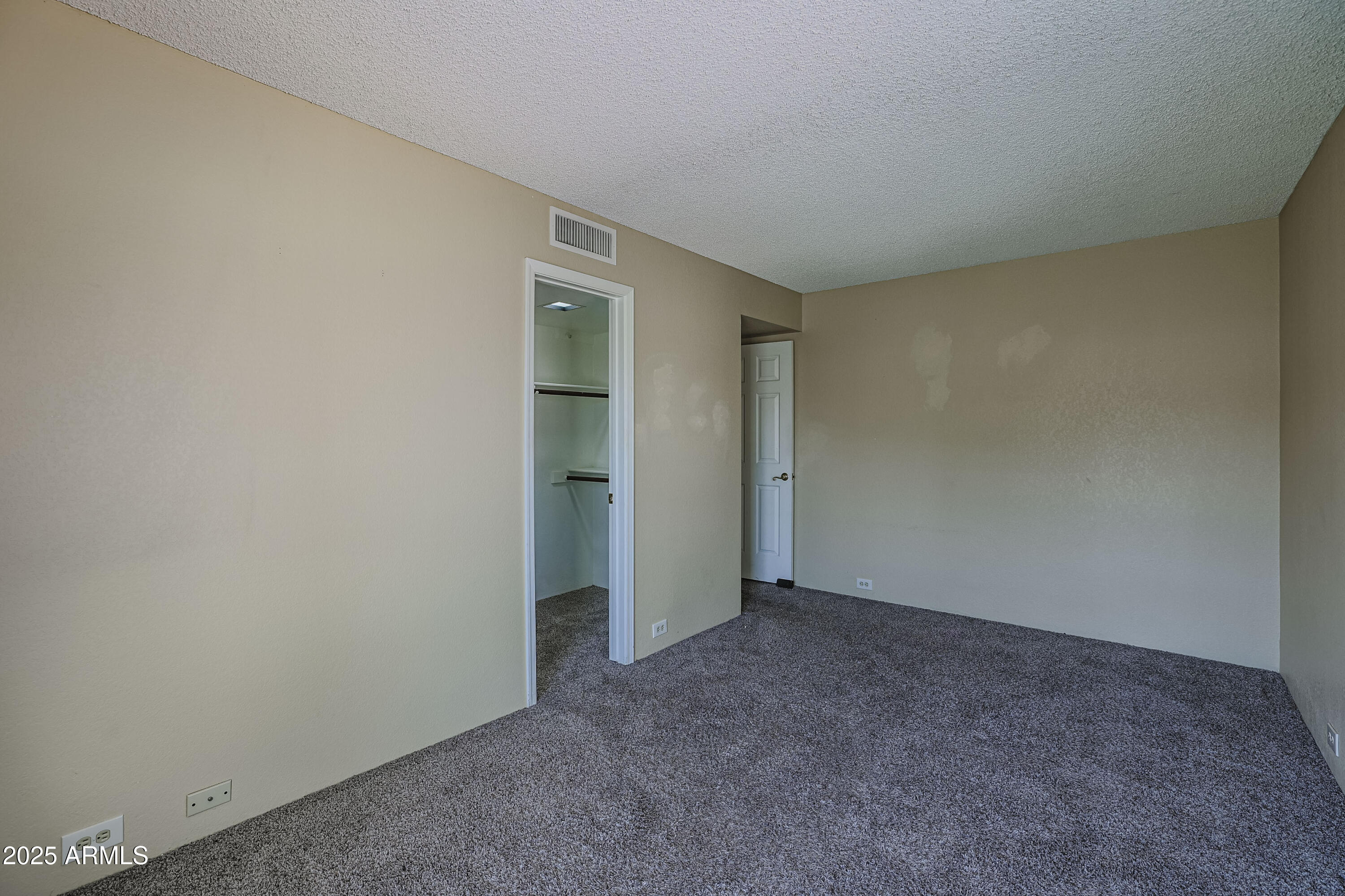 10410 North Cave Creek Road, Unit 2220 Phoenix, AZ 85020 - Photo 19 of 33 a view of an empty room and entryway