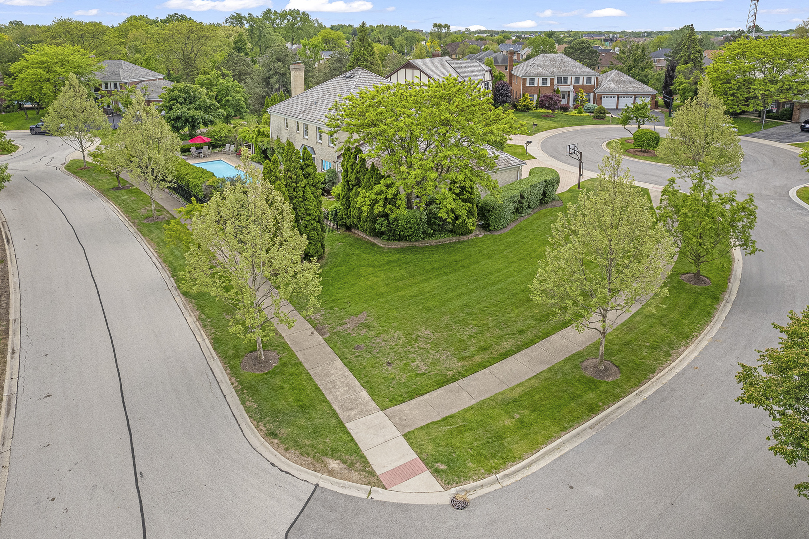 2308 Indian Ridge Drive Glenview, IL 60026 - Photo 55 of 60 a view of a garden with a houses