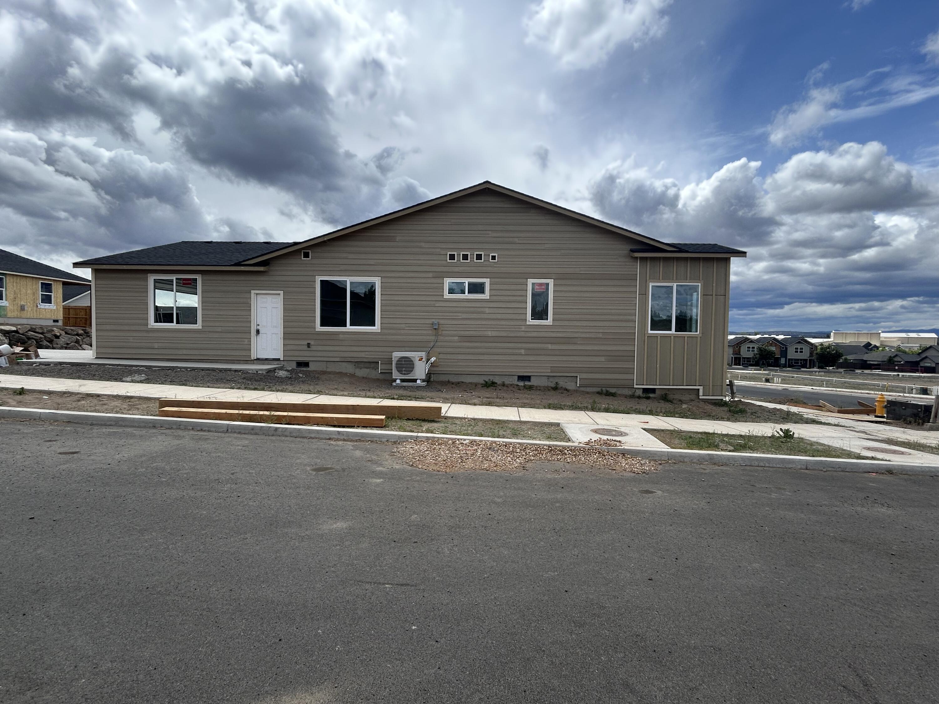 3910 Southwest 39th Street, Unit LOT 40 Redmond, OR 97756 - Photo 5 of 26 Side view