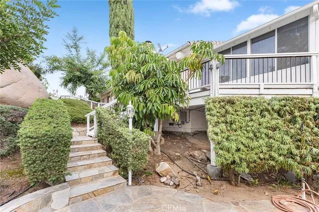 a view of a backyard