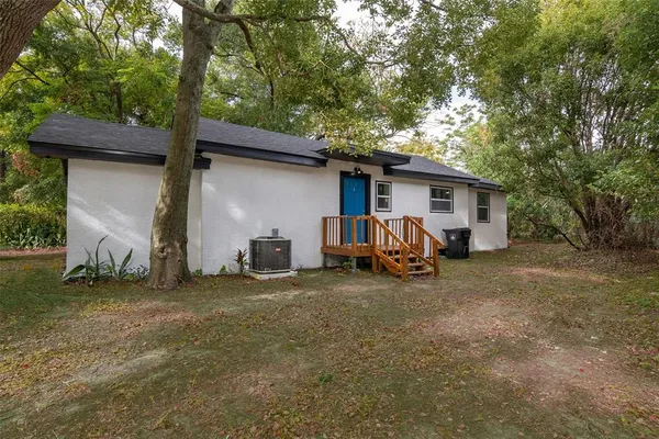 a view of a house with backyard