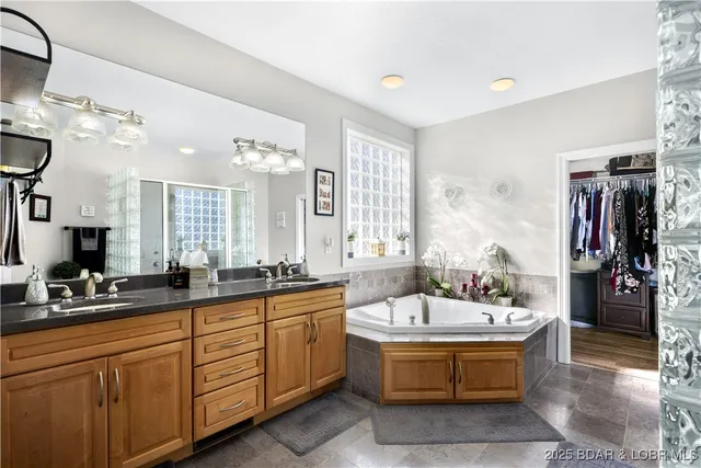 $1,150,000 | 820 Palisades Drive, Four Seasons, MO 65049