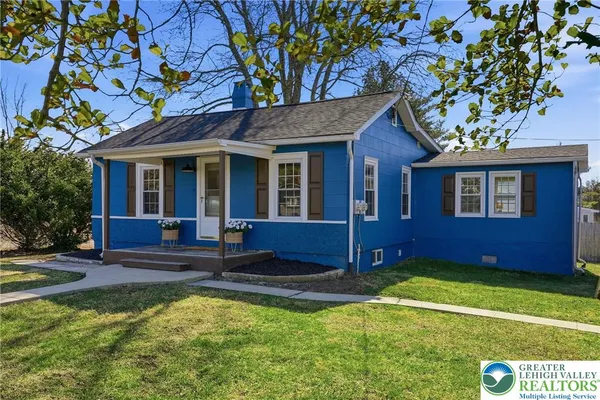 a view of pool with a yard