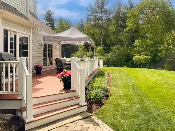 a view of a house with backyard