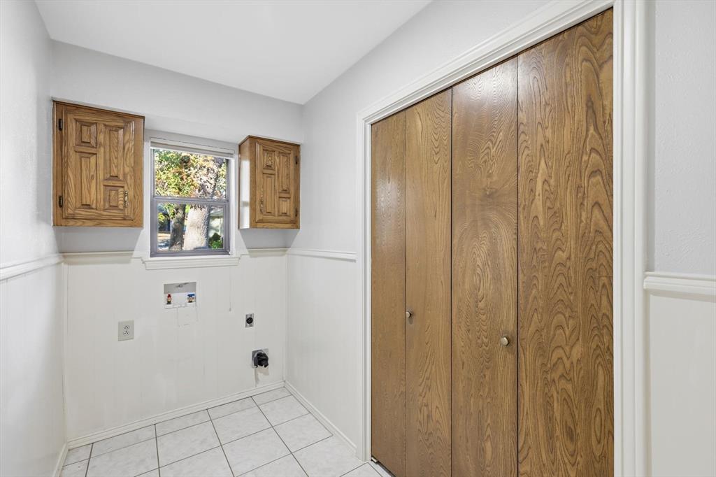 2505 Oak Manor Court Arlington, TX 76012 - Photo 20 of 23 a bathroom with a shower