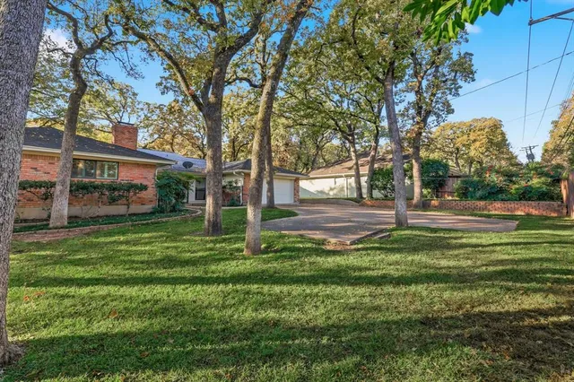 $2,600 | 2505 Oak Manor Court, Arlington, TX 76012