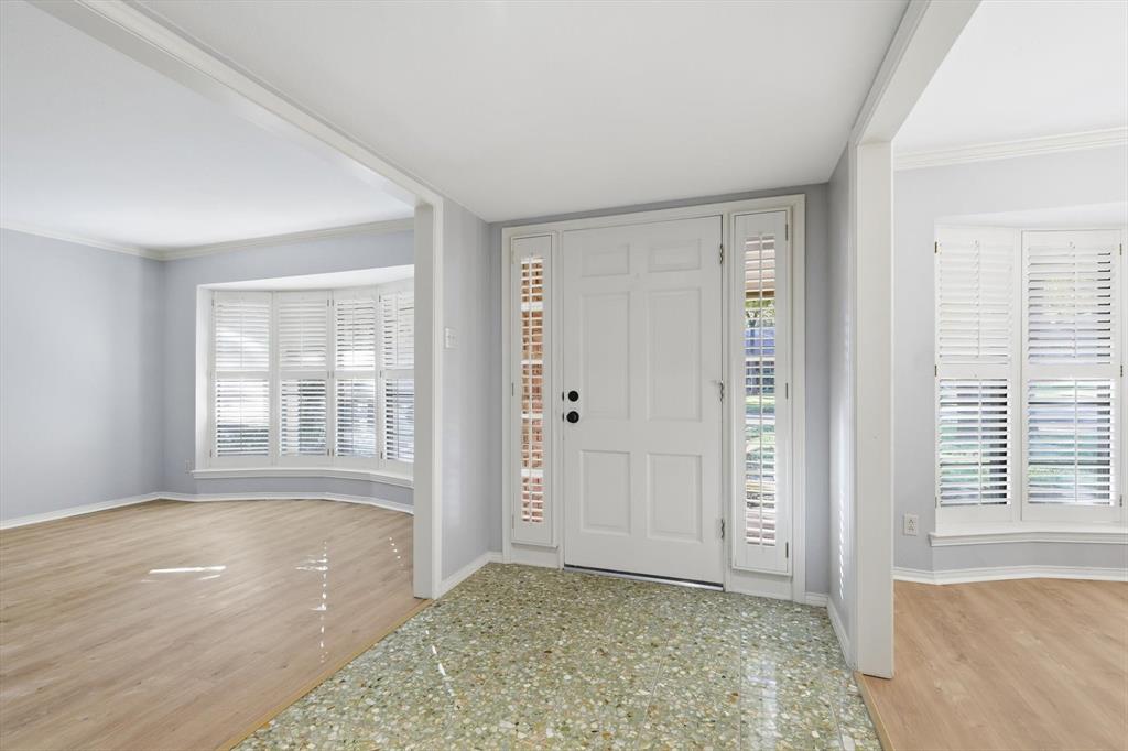 2505 Oak Manor Court Arlington, TX 76012 - Photo 3 of 23 an empty room with windows and closet