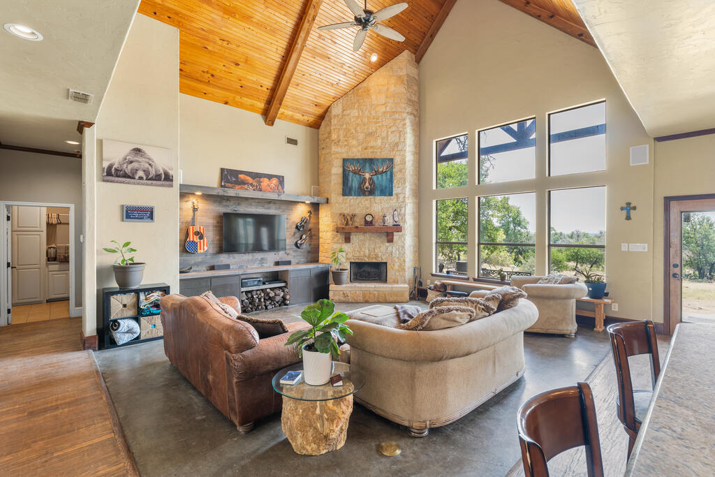 500 Reverse R Drive Fredericksburg, TX 78624 - Photo 4 of 42 Gallery Image 4