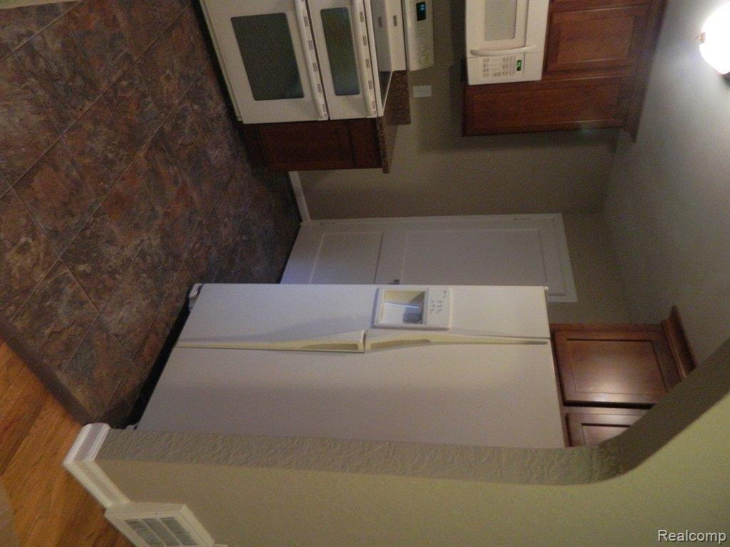 907 Academy Road Holly, MI 48442 - Photo 8 of 16 KITCHEN2.jpg