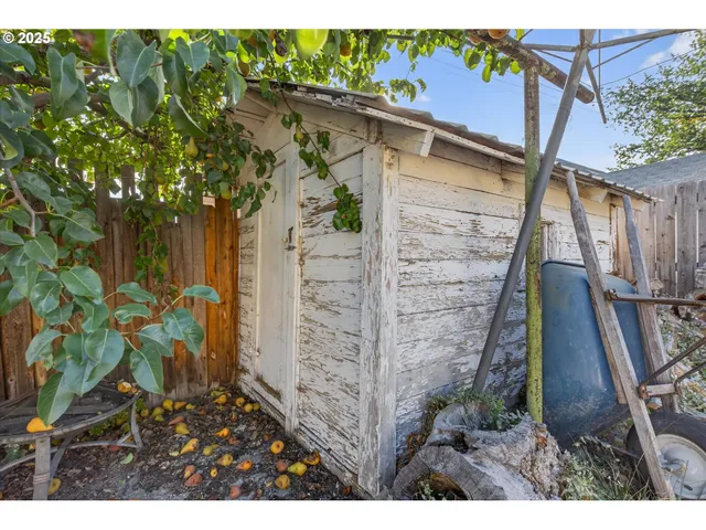 $275,000 | 2860 College Street, Baker City, OR 97814