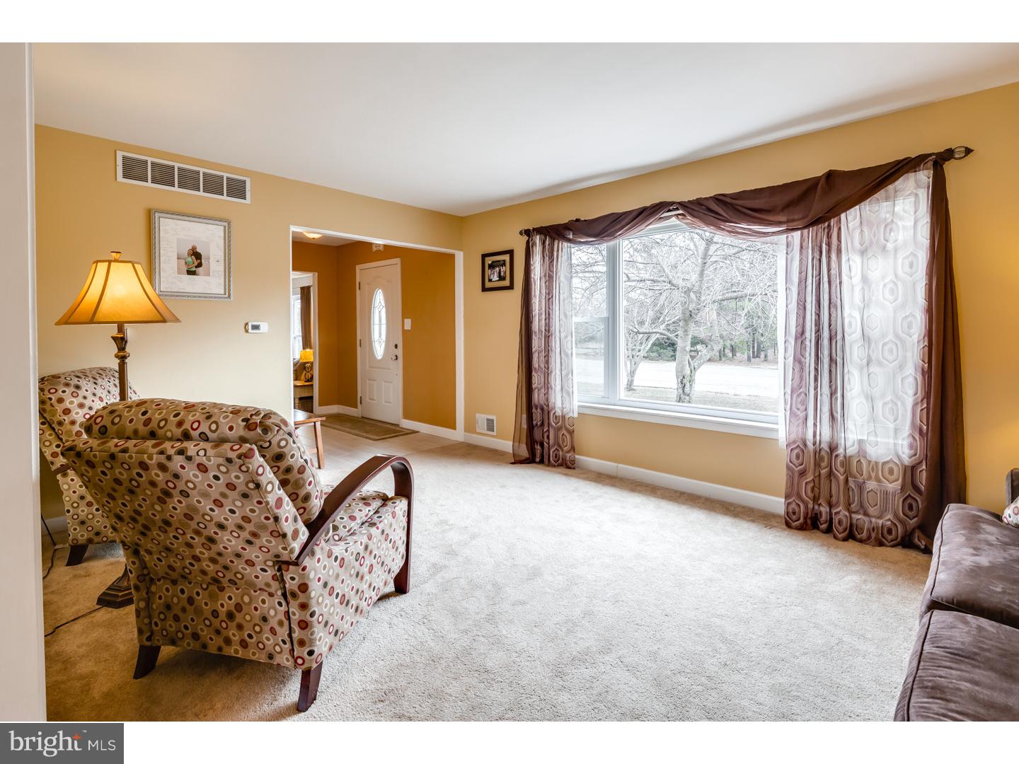 838 Hopewell Road Evesham, NJ 08053 - Photo 4 of 21 Living Room
