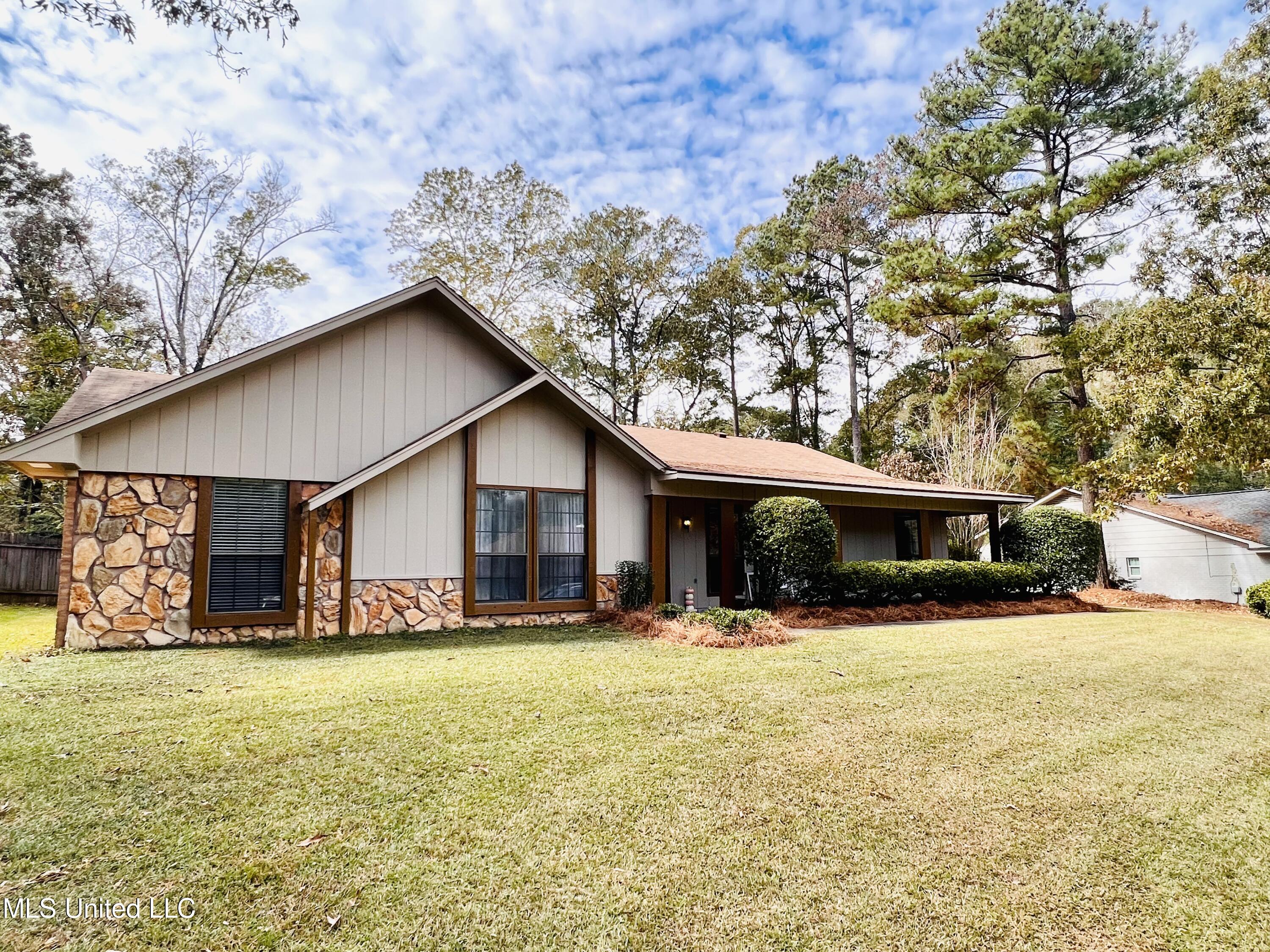 115 Summit Ridge Drive Brandon, MS 39042 - Photo 4 of 51 Photo Nov 14 2022, 12 01 53 PM