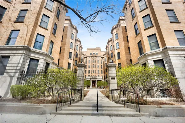 $225,000 | 550 West Surf Street, Unit 2, Chicago, IL 60657