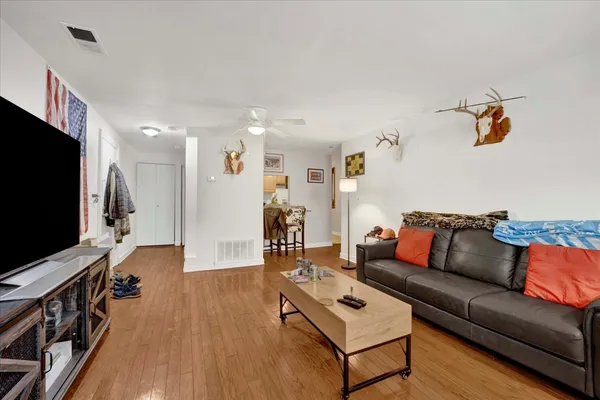 $225,000 | 550 West Surf Street, Unit 2, Chicago, IL 60657