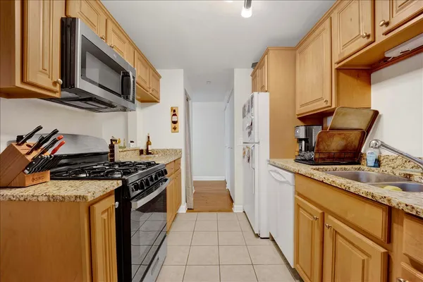 $225,000 | 550 West Surf Street, Unit 2, Chicago, IL 60657