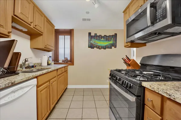 $225,000 | 550 West Surf Street, Unit 2, Chicago, IL 60657