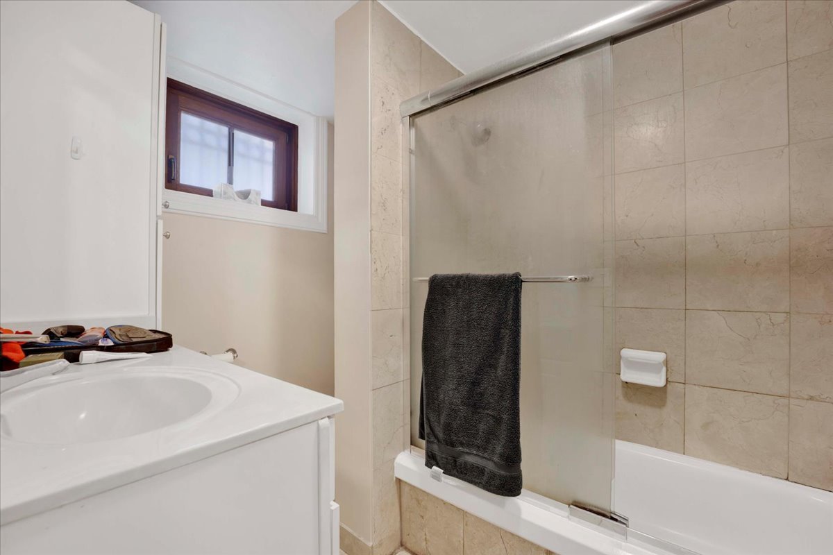 550 West Surf Street, Unit 2 Chicago, IL 60657 - Photo 10 of 13