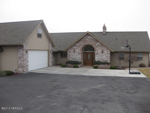 9530 Mieras Road Yakima, WA 98901 - Photo 1 of 55 a front view of a house with a garage