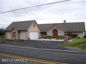 9530 Mieras Road Yakima, WA 98901 - Photo 2 of 55 a front view of a house with a yard