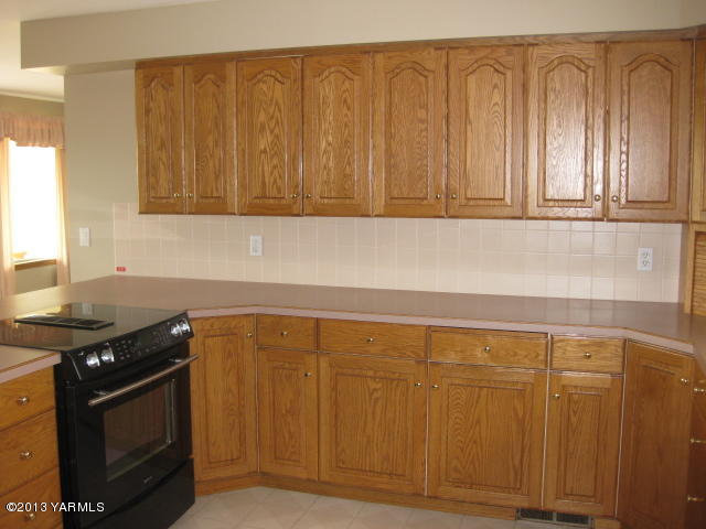 9530 Mieras Road Yakima, WA 98901 - Photo 12 of 55 a kitchen with granite countertop cabinets and black appliances