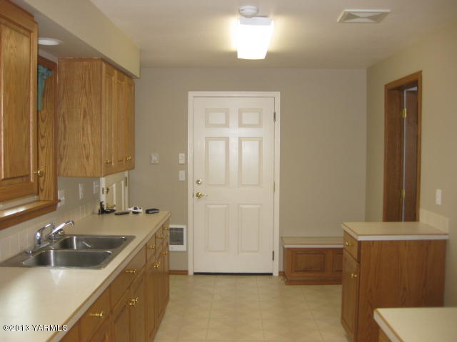 9530 Mieras Road Yakima, WA 98901 - Photo 17 of 55 a bathroom with a sink a toilet and tub
