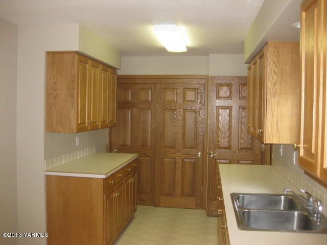 9530 Mieras Road Yakima, WA 98901 - Photo 18 of 55 a bathroom with a bathtub and a sink