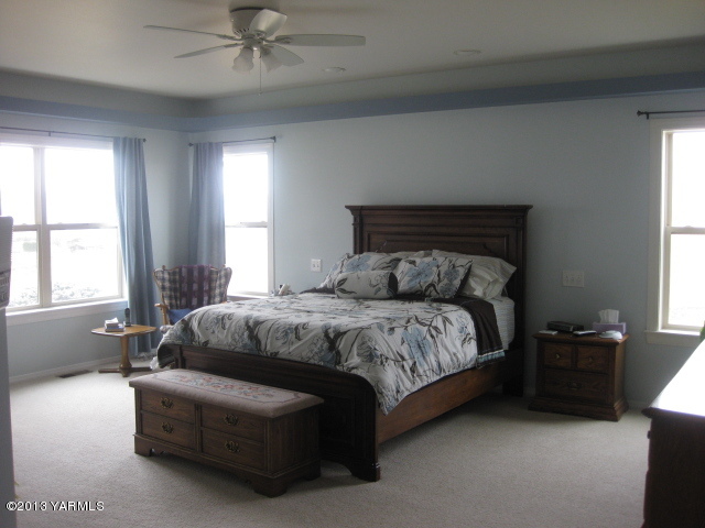 9530 Mieras Road Yakima, WA 98901 - Photo 19 of 55 a bedroom with a bed couch and windows
