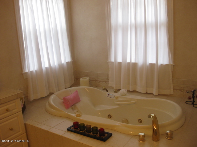 9530 Mieras Road Yakima, WA 98901 - Photo 20 of 55 a bathroom with bathtub and window