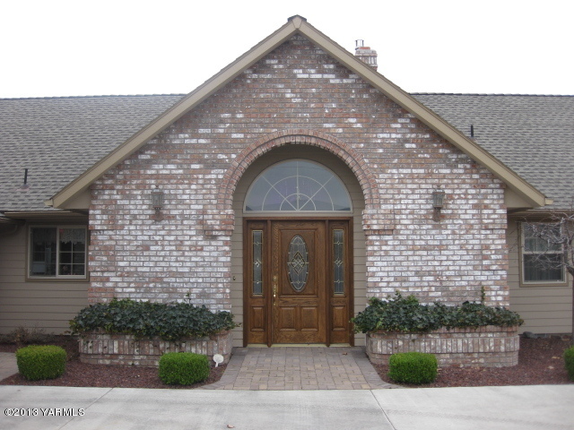 9530 Mieras Road Yakima, WA 98901 - Photo 3 of 55 a front view of a house