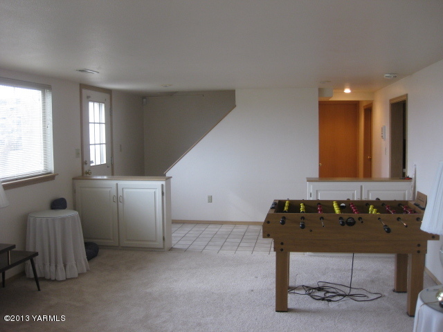 9530 Mieras Road Yakima, WA 98901 - Photo 27 of 55 a room with furniture and window