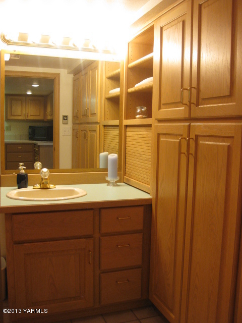 9530 Mieras Road Yakima, WA 98901 - Photo 28 of 55 a bathroom with a sink and a mirror