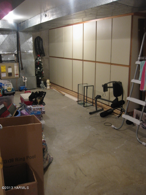 9530 Mieras Road Yakima, WA 98901 - Photo 31 of 55 a room with gym equipment