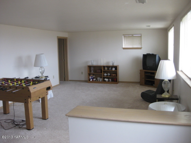 9530 Mieras Road Yakima, WA 98901 - Photo 32 of 55 a living room with furniture and a table